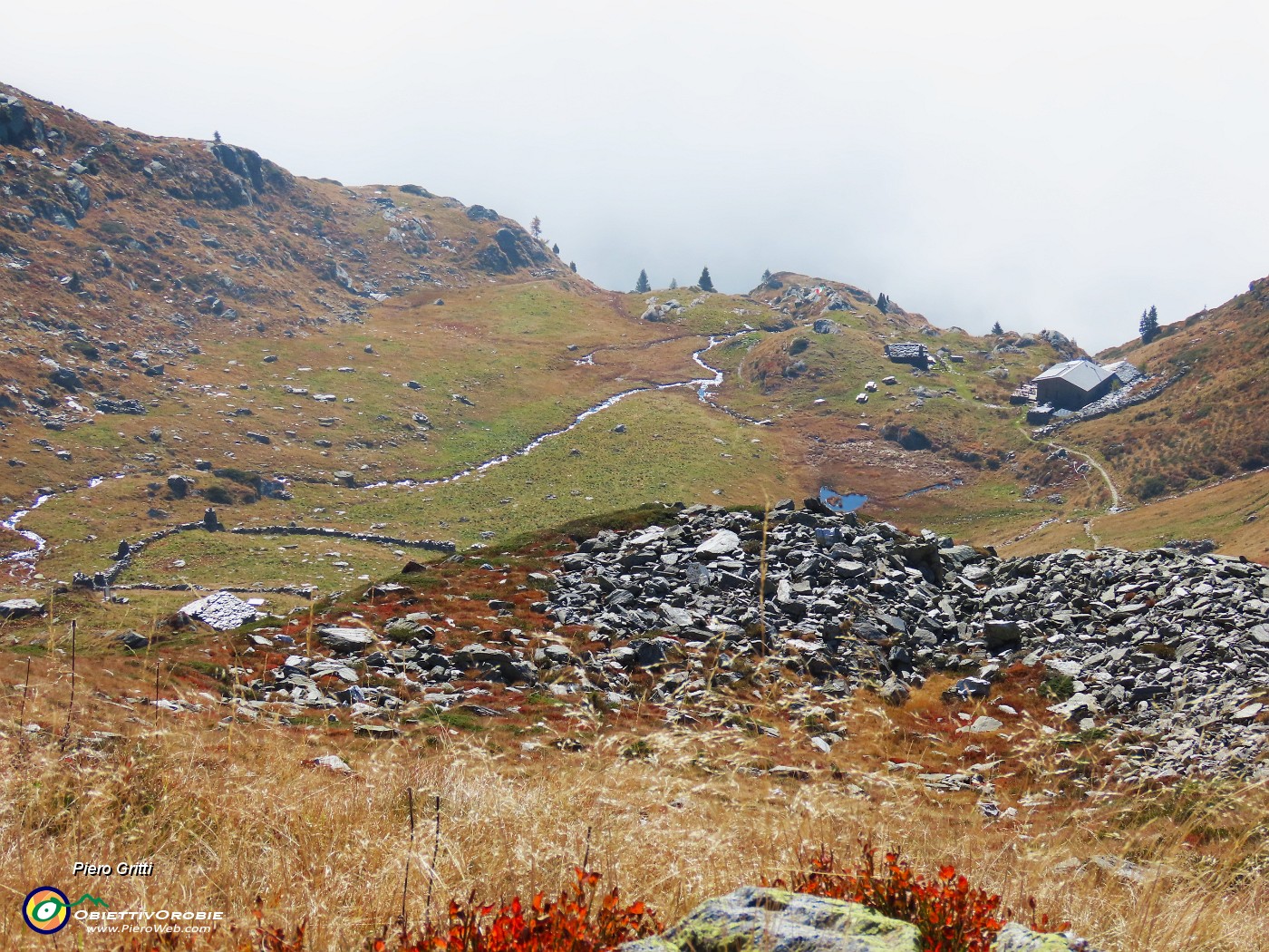 42 Rif. Balicco a dx e Bivacco Zamboni a sx baciati dal sole.JPG
